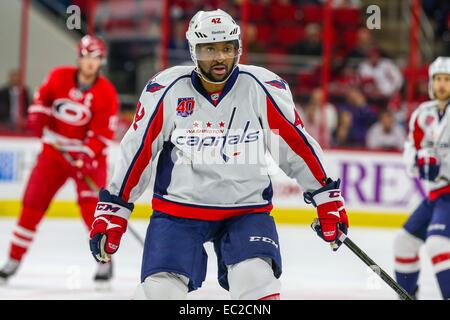 Raleigh, North Carolina, Stati Uniti d'America. 4 Dic 2014. Washington capitelli ala destra Joel Ward (42) durante il gioco NHL tra capitali di Washington e Carolina Hurricanes al PNC Arena. Capitali di Washington ha sconfitto la Carolina Hurricanes 2-1. © Andy Martin Jr./ZUMA filo/Alamy Live News Foto Stock