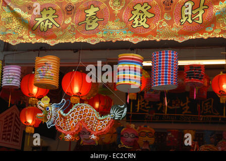 Lanterne sul display in Chinatown, per il festival di metà autunno, Singapore Foto Stock