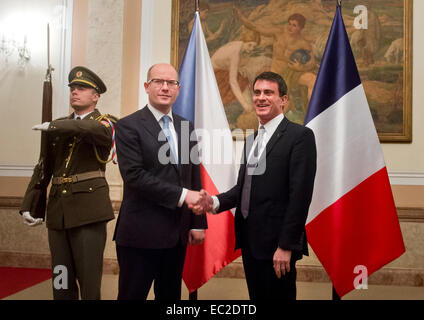 Praga, Repubblica Ceca. L'8 dicembre, 2014. Primo ministro ceco Bohuslav Sobotka, sinistra, accoglie il suo omologo francese Manuel Valls, diritto, a Praga, Repubblica Ceca, 8 dicembre 2014. Valls è su due giorni di visita nella Repubblica Ceca. © Vit Simanek/CTK foto/Alamy Live News Foto Stock