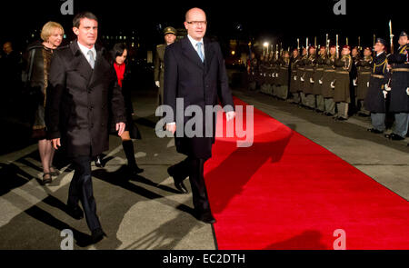 Praga, Repubblica Ceca. L'8 dicembre, 2014. Primo ministro ceco Bohuslav Sobotka, destra accoglie il suo omologo francese Manuel Valls, sinistra, a Praga, Repubblica Ceca, 8 dicembre 2014. Valls è su due giorni di visita nella Repubblica Ceca. © Vit Simanek/CTK foto/Alamy Live News Foto Stock