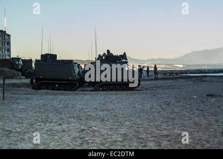 Gibilterra. 8 dicembre, 2014. Foto di veicoli pesanti, carri armati e mestieri trasferiti dalla spiaggia orientale di HMS baluardo appena fuori dalla spiaggia orientale. La Royal Navy flagship HMS baluardo arrivati a Gibilterra oggi lunedì mattina. Dopo una breve visita alla Baia di Gibilterra è intitolata al lato est della roccia. A partire dalla mattina si sono ancorate al largo di spiaggia orientale e ha iniziato a l effettuare alcuni trasferimenti in barca come parte di una formazione anfibio di esercizio che sarà condotta con RFA Lyme Bay, il Commandos da Charlie Company. Credito: Stephen Ignacio/Alamy Live News Foto Stock