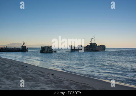 Gibilterra. 8 dicembre, 2014. Foto di veicoli pesanti, carri armati e mestieri trasferiti dalla spiaggia orientale di HMS baluardo appena fuori dalla spiaggia orientale. La Royal Navy flagship HMS baluardo arrivati a Gibilterra oggi lunedì mattina. Dopo una breve visita alla Baia di Gibilterra è intitolata al lato est della roccia. A partire dalla mattina si sono ancorate al largo di spiaggia orientale e ha iniziato a l effettuare alcuni trasferimenti in barca come parte di una formazione anfibio di esercizio che sarà condotta con RFA Lyme Bay, il Commandos da Charlie Company. Credito: Stephen Ignacio/Alamy Live News Foto Stock