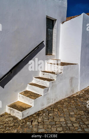Gradini in pietra al di fuori di un edificio che conduce fino a una porta Foto Stock