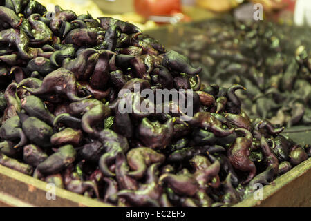 Le castagne d'acqua presso un fornitore nel mercato tradizionale Foto Stock