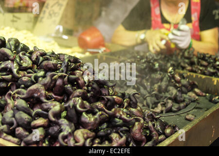 Le castagne d'acqua presso un fornitore nel mercato tradizionale Foto Stock