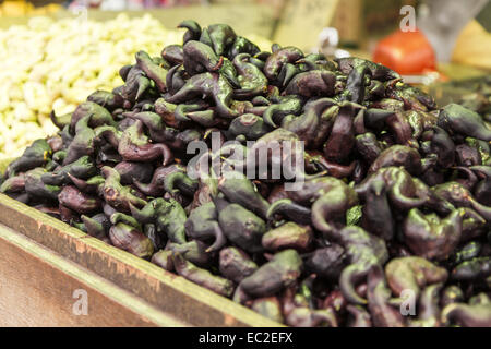 Le castagne d'acqua presso un fornitore nel mercato tradizionale Foto Stock