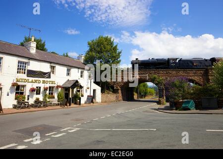 Treno a vapore la LMS Stanier Class 8F 48151, sul ponte in Lazonby, Eden Valley, Cumbria, Inghilterra, Regno Unito. Foto Stock