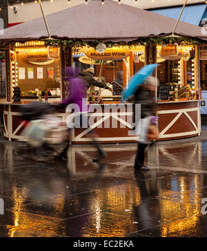 Stalla di vino Mulled di Natale in Chapel Street, Southport, Merseyside, Regno Unito. 8th dicembre 2014. Regno Unito Wet Weather. Dopo temporali nelle prime ore la località costiera subisce venti forti, pioggia e grandine, con luce intermittente. Foto Stock