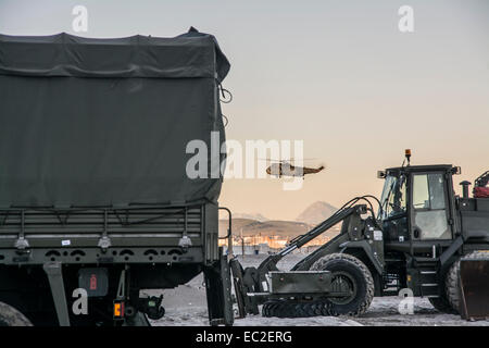 Gibilterra. 8 dicembre, 2014. Foto di veicoli pesanti, carri armati e mestieri trasferiti dalla spiaggia orientale di HMS baluardo appena fuori dalla spiaggia orientale. La Royal Navy flagship HMS baluardo arrivati a Gibilterra oggi lunedì mattina. Dopo una breve visita alla Baia di Gibilterra è intitolata al lato est della roccia. A partire dalla mattina si sono ancorate al largo di spiaggia orientale e ha iniziato a l effettuare alcuni trasferimenti in barca come parte di una formazione anfibio di esercizio che sarà condotta con RFA Lyme Bay, il Commandos da Charlie Company. Credito: Stephen Ignacio/Alamy Live News Foto Stock