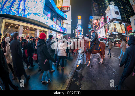 Montato NYPD ufficiali intrattenere i turisti in Times Square a New York Martedì, 2 dicembre 2014. (© Richard B. Levine) Foto Stock