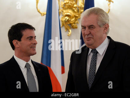 Praga, Repubblica Ceca. L'8 dicembre, 2014. Il presidente ceco Zeman, destra, accoglie con favore il primo ministro francese Manuel Valls in Praga Repubblica Ceca, 8 dicembre 2014. Valls è su due giorni di visita nella Repubblica Ceca. © Michal Krumphanzl/CTK foto/Alamy Live News Foto Stock