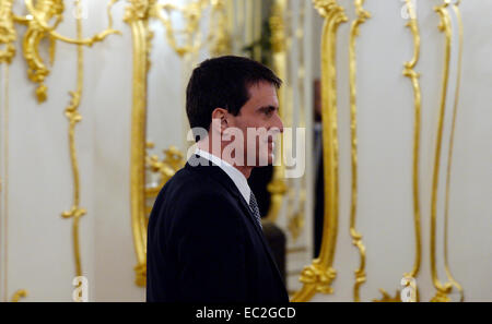 Praga, Repubblica Ceca. L'8 dicembre, 2014. Il Primo ministro francese Manuel Valls in Praga Repubblica Ceca, 8 dicembre 2014. Valls è su due giorni di visita nella Repubblica Ceca. © Michal Krumphanzl/CTK foto/Alamy Live News Foto Stock