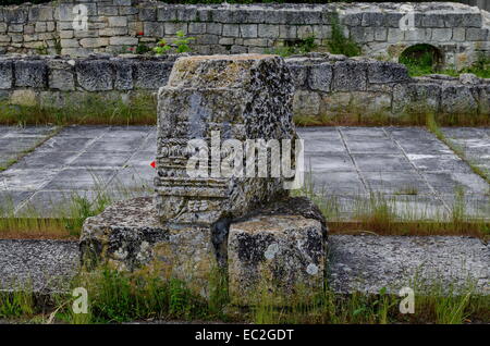 Frammento della antica città romana peristilio Abritus complessa, Bulgaria Foto Stock