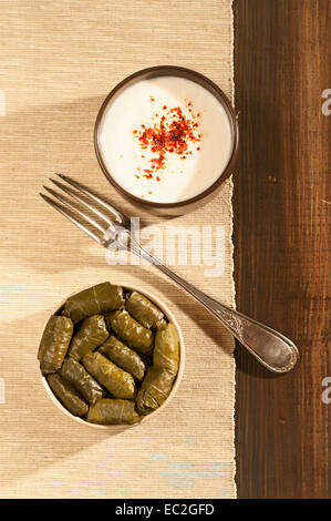 Farcite le foglie di uva con Groundmeat cucina turca etli yaprak sarma Foto Stock