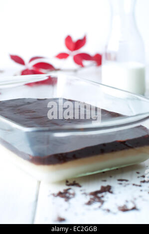 Budino di pianura con cioccolato fondente fuso topping (prenses tatlisi) Foto Stock