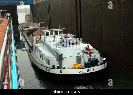 Atlantis, una bettolina, negozia la Schleuse Iffezheim bloccare sul fiume Reno. Foto Stock