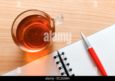 In attesa di ispirazione con una tazza di tè Foto Stock