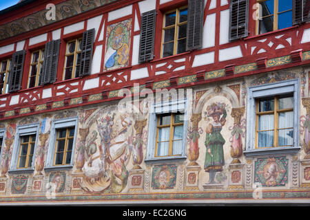 Town Hall con facciata dipinti a Rathausplatz square, Stein am Rhein, Alto Reno nel Canton Sciaffusa, Svizzera, Europa Foto Stock