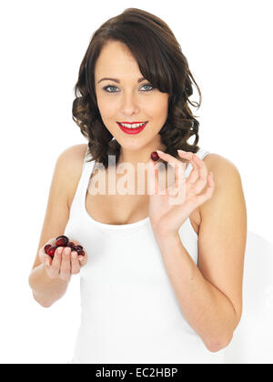 Sano giovane donna holding manciata di mirtilli rossi freschi Foto Stock