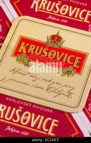 Brno,Republic-August ceca 1,2014:Beermats dalla birra Krusovice.Royal Birreria Krusovice fondata 1561, acquistato dall'imperatore Rodolfo I Foto Stock