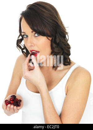 Sano giovane donna holding manciata di mirtilli rossi freschi Foto Stock