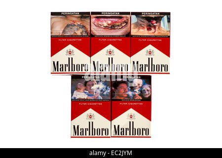 Grafica immagini avvertimento su un pacchetti di indonesiano sigarette Marlboro che illustra i pericoli del fumo Foto Stock