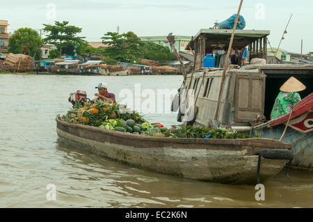 Mercato galleggiante sul Fiume Mekong a Cai Rang, Vietnam Foto Stock