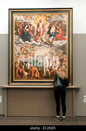 Una donna che guarda un dipinto da un artista fiammingo, Il Groeninge Museum, Bruges, Belgio, Europa Foto Stock