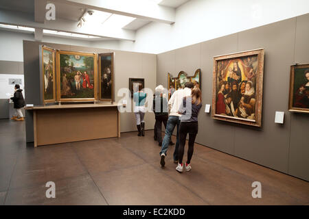 Persone che guardano i dipinti, l'interno del Groeninge Museum di Bruges (Brugge ), Belgio, Europa Foto Stock