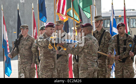 US Army Lt. Gen. Joseph Anderson, Commander, ISAF comune di comando e Sgt. Maggiori Isaia T. Vimoto involucro completo i colori come la NATO è terminato ufficialmente le operazioni di combattimento in Afghanistan 13-anni dopo aver invaso per porre fine al regime dei talebani nel corso di una cerimonia che si terrà il 8 dicembre 2014 a Kabul, Afghanistan. Foto Stock