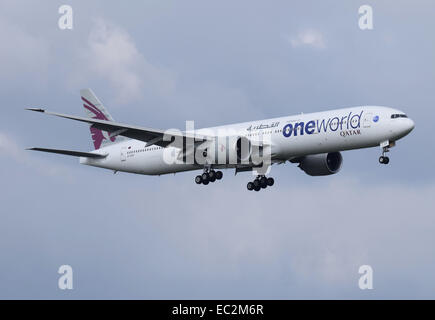 Qatar Airways Boeing 777-300ER (A7-baf) arriva all'Aeroporto Heathrow di Londra, Inghilterra. Foto Stock