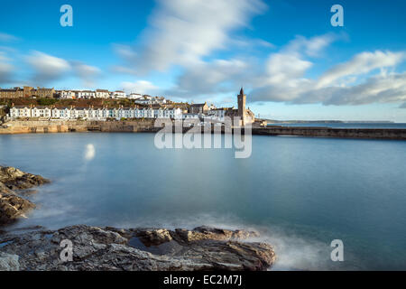 La città balneare di Porthleven vicino a Helston in Cornovaglia Foto Stock