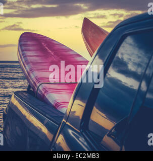 Tavole da surf in un camion al tramonto alle Hawaii Foto Stock