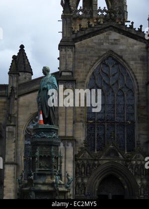 Statua con cono al di fuori di San Giles Cathedral a Edimburgo, Scozia. Foto Stock