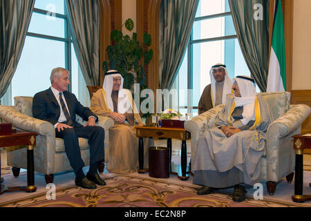 Il Segretario alla difesa degli Stati Uniti Chuck Hagel incontra lo Sceicco Sabah Al Ahmad Al Jaber, Amir dello Stato del Kuwait (destra) presso il Palazzo Safir 8 dicembre 2014 in Kuwait City in Kuwait. Foto Stock