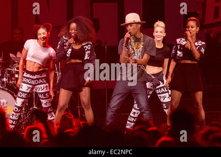 Chicago, Illinios, STATI UNITI D'AMERICA. 6 dicembre, 2014. Il cantante Pharrell Williams si esibisce dal vivo in concerto presso il B96 Jingle Bash presso l'Allstate Arena di Chicago, Illinois © Daniel DeSlover/ZUMA filo/Alamy Live News Foto Stock