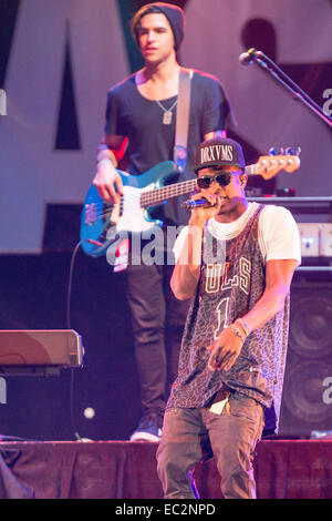 Chicago, Illinios, STATI UNITI D'AMERICA. 6 dicembre, 2014. Il cantante MALCOLM KELLEY di MKTO suona dal vivo in concerto presso il B96 Jingle Bash presso l'Allstate Arena di Chicago, Illinois © Daniel DeSlover/ZUMA filo/Alamy Live News Foto Stock