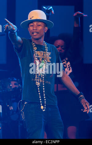 Chicago, Illinios, STATI UNITI D'AMERICA. 6 dicembre, 2014. Il cantante Pharrell Williams si esibisce dal vivo in concerto presso il B96 Jingle Bash presso l'Allstate Arena di Chicago, Illinois © Daniel DeSlover/ZUMA filo/Alamy Live News Foto Stock