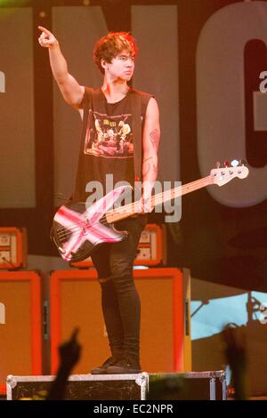 Chicago, Illinios, STATI UNITI D'AMERICA. 6 dicembre, 2014. Il bassista CALUM cofano di 5 secondi di estate si esibisce dal vivo in concerto presso il B96 Jingle Bash presso l'Allstate Arena di Chicago, Illinois © Daniel DeSlover/ZUMA filo/Alamy Live News Foto Stock