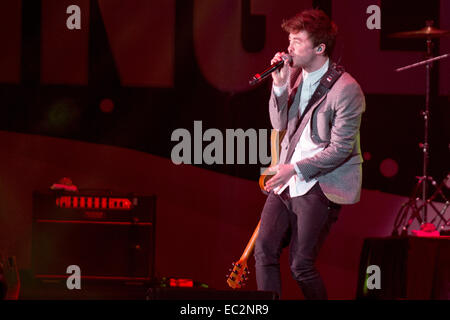 Chicago, Illinios, STATI UNITI D'AMERICA. 6 dicembre, 2014. Il cantante JAKE ROCHE di Rixton suona dal vivo in concerto presso il B96 Jingle Bash presso l'Allstate Arena di Chicago, Illinois © Daniel DeSlover/ZUMA filo/Alamy Live News Foto Stock