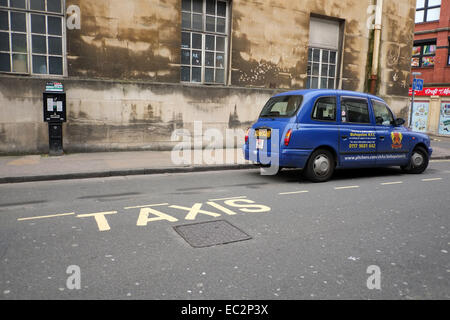 Blue Bristol taxi parcheggiato da sola in un taxi 6 Dicembre 2014 Foto Stock