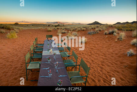 Africa, Namibia. Tok Tokkie sentieri. Tavolo per la cena presso il campeggio. Foto Stock