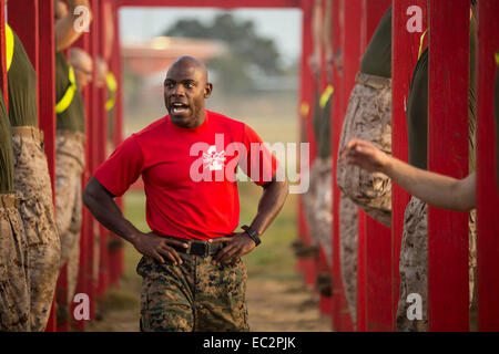 Un marine statunitense punta motiva istruttore reclute durante l'allenamento fisico al Marine Corps reclutare Depot durante il boot camp Dicembre 8, 2014 in Parris Island, nella Carolina del Sud. Foto Stock
