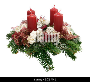 Corona di avvento con candele rosse isolato su bianco. Foto Stock