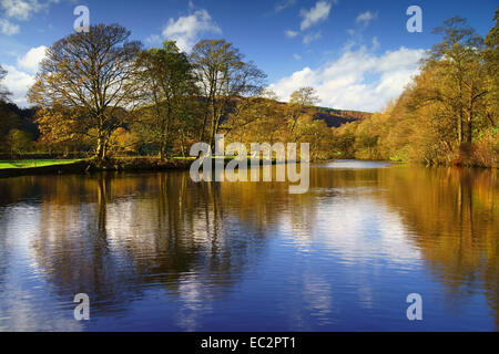 UK,Derbyshire,Peak District,Bamford,Fiume Derwent riflessioni Foto Stock