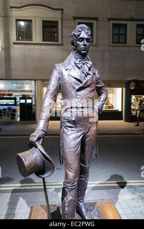 Strada statua di Beau Brummell, un famoso dandy georgiana, da Irena Sedlecka, in Jermyn Street nel West End di Londra e di notte Foto Stock