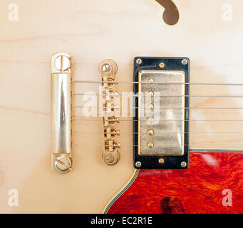 Dettaglio del brown chitarra elettrica ponte Foto Stock