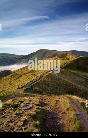 Regno Unito, Derbyshire, Peak District, Footpath lungo la Great Ridge. Foto Stock