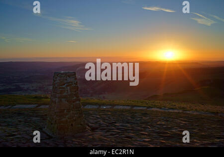 UK,Derbyshire,Peak District, Sunrise su Hope Valley da Mam Vertice Tor Foto Stock