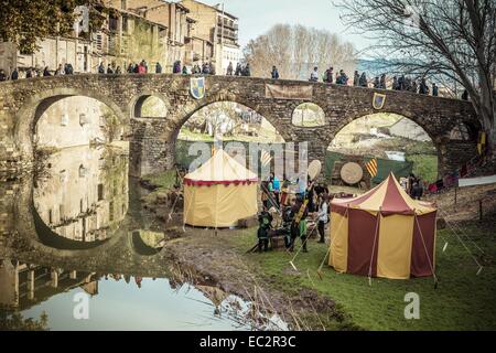 Vic, Catalogna, Spagna. L'8 dicembre, 2014. Arcieri in costumi tradizionali sparare sotto un antico ponte durante la quota annua di tre giorni di mercato medievale di Vic del centro storico, la Catalogna - La quota annua di mercato medievale nel quartiere storico di Vic trasporta più di 100.000 visitatori indietro nel tempo con oltre 300 bancarelle di cibi tradizionali e di artigianato e spettacoli di strada con la musica, attori e giocolieri © Matthias Oesterle/ZUMA filo/ZUMAPRESS.com/Alamy Live News Foto Stock